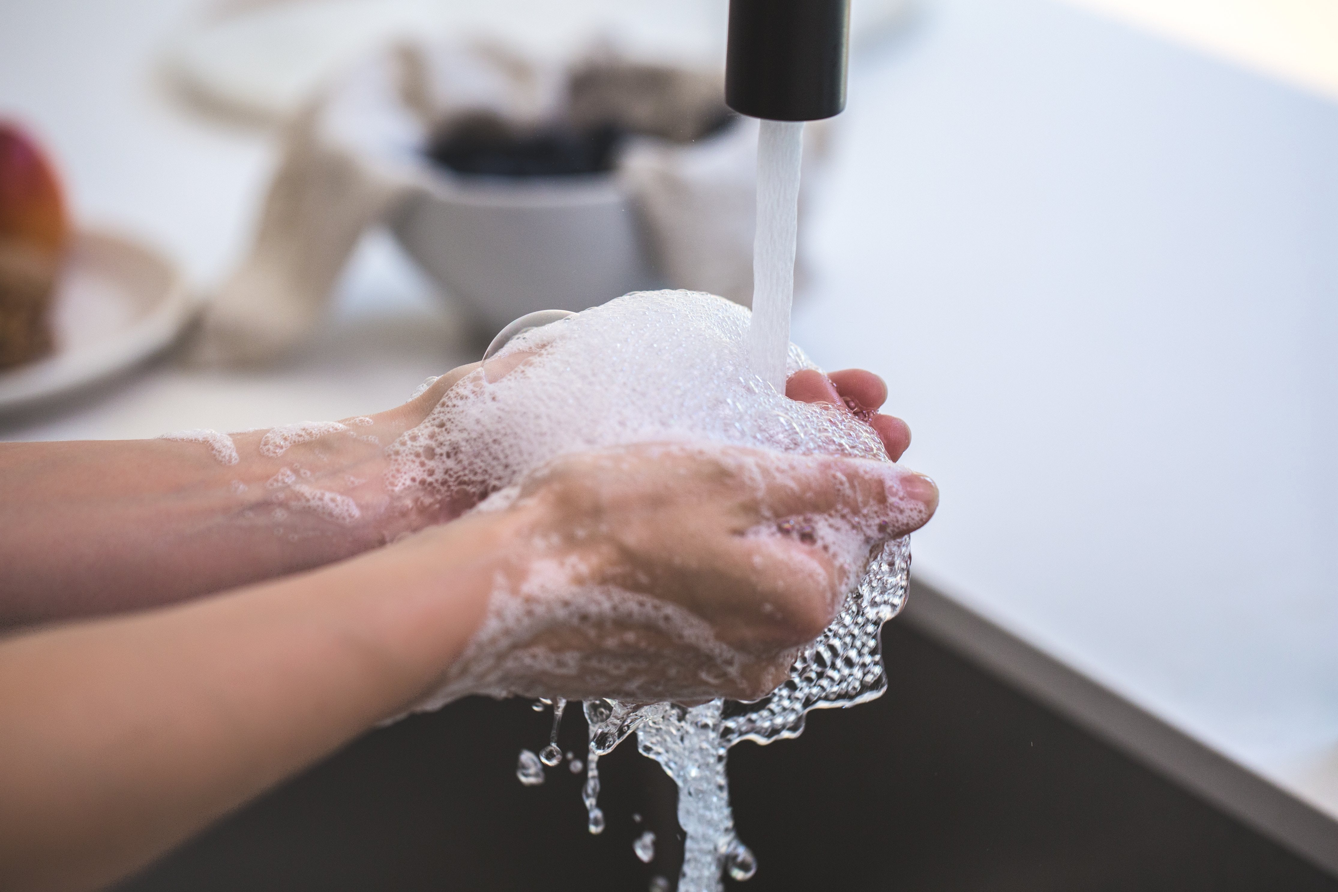 Lavar as mãos evita doenças no trabalho